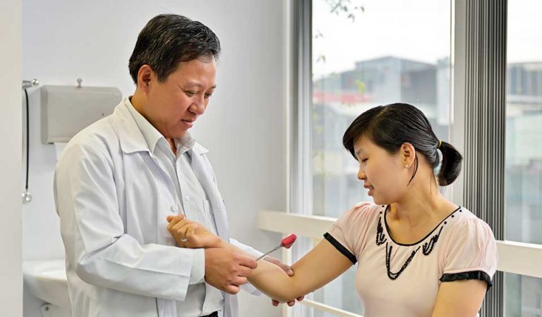 BS.CKI.Ngô Đức Trường thăm khám cho bệnh nhân